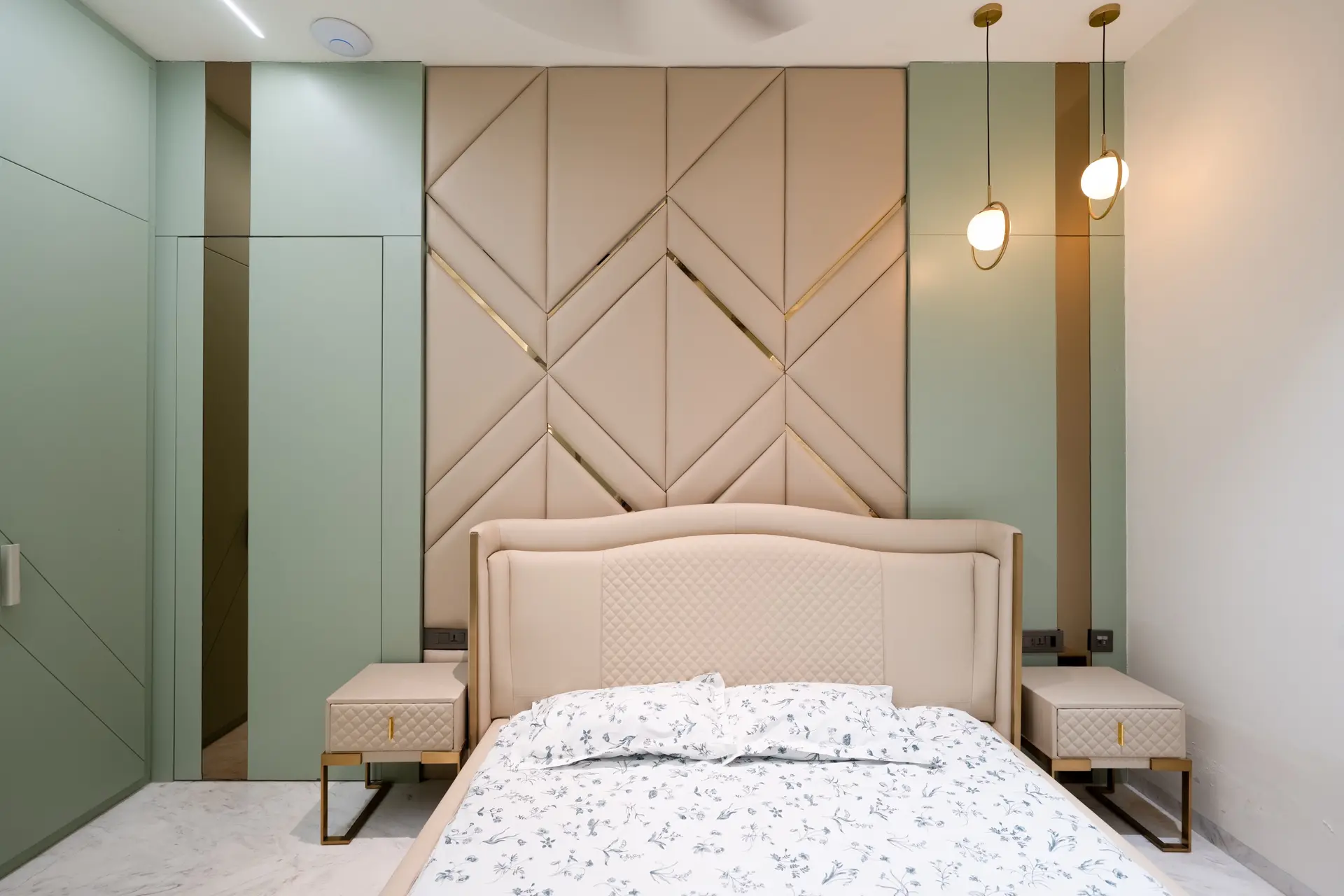 A calm bedroom with a chevron upholstered headboard by Simplify Home, Hyderabad